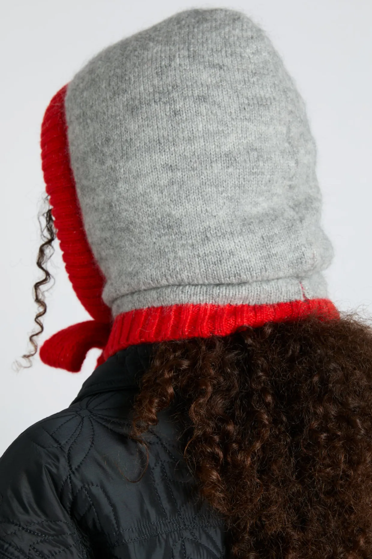 hood in grey marl with red tie in premium yarn