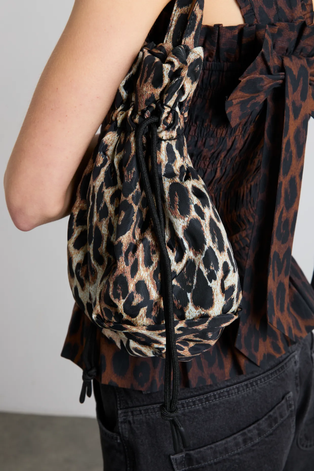 pouch bag in leopard