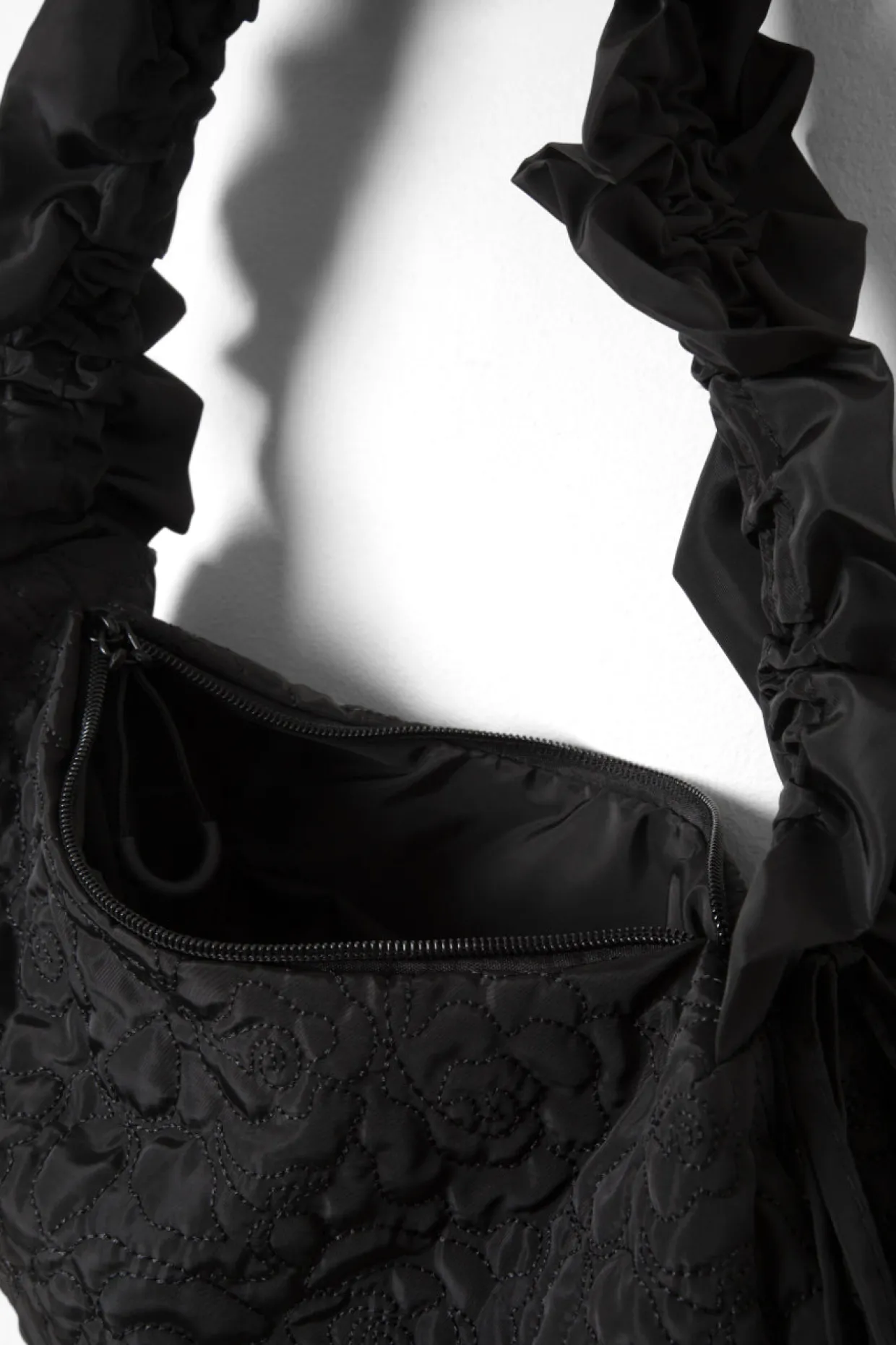 quilted ruched kidney bag - black